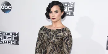 Tersandung Stand Mic, Demi Lovato Kembali Jatuh di Atas Panggung