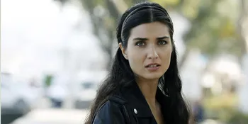 Tersenyum Manis, Ini Penampilan Jadul Tuba 'Cinta Elif' di Praha