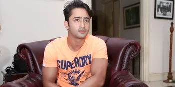 Tersenyum Manis, Shaheer Sheikh Rangkul Erat Sosok 'Ayahnya' Ini