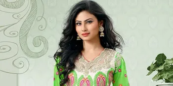 Tertangkap Candid, Mouni Roy Tiduran Cantik di Ruangan Temaram