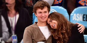 Tertangkap Kamera! Ansel Elgort &#38; Pacar Cantiknya Mesra di Pantai