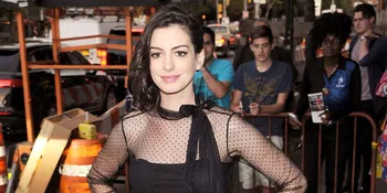 Tertangkap Kamera! Asyik Berenang, Anne Hathaway Cium Mesra Suami