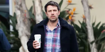 Tertangkap Kamera! Ben Affleck Akhirnya Lepas Cincin Kawin