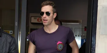 Tertangkap Kamera! Chris Martin Cium Mesra Pacar Barunya