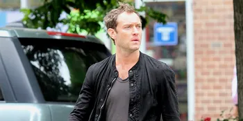 Tertangkap Kamera! Jude Law Cium Mesra Pacar Barunya