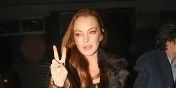 Tertangkap Kamera! Lindsay Lohan Dicium Mesra Sang Kekasih