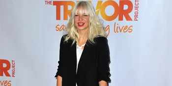 Terungkap! Inilah Alasan Mengapa Sia Furler Sembunyikan Wajahnya