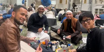 Teuku Wisnu Perlihatkan Menu Berbuka Puasa di Masjidil Haram, Sederhana tapi Nikmat