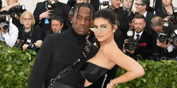 Thanksgiving, Kylie Jenner Pamer Foto Bareng Travis Scott &#38; Stormi Webster