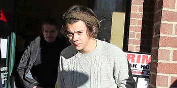 Tiba di London Fashion Week, Harry Styles Dikerubuti Penggemar