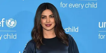 Tidur Bareng, Priyanka Chopra Bersandar di Bahu Zac Efron