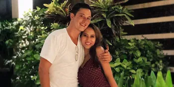 Tiduran Pakai Selimut Bareng Mike Lewis, Janisaa Bagi Momen Manis Bersama 'Kesayangan'