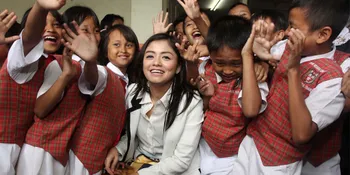 Tika Eks T2 Beri Buku ke Anak-Anak Korban Banjir