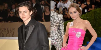 Timothee Chalamet - Lily-Rose Depp Pamer Kemesraan di Bawah Rintik Hujan