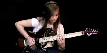 Tina, Si Cantik Dengan Permainan Gitar Solo Yang Garang