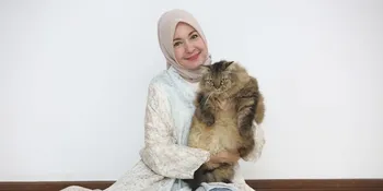 Tinggal Sendiri di Usia 60 Tahun, Henidar Amroe Hidup Bersama 5 Kucing Kesayangannya