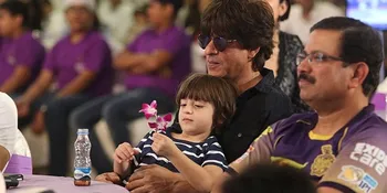 Tingkah Jahil Shahrukh Khan ke AbRam Khan, Asli Nggemesin!