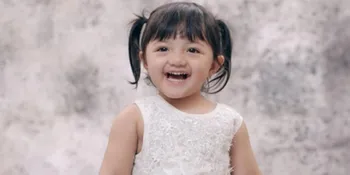 Tingkah Lucu Arsy di Bandara Sebelum ke Banjarmasin, Nggemesin!