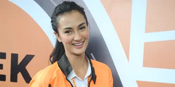 Tips Atiqah Hasiholan Agar Tetap Cantik Sebagai Driver Ojek