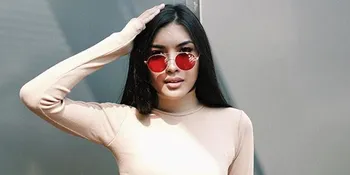 Tiru Gaya Kim Kardashian, Millendaru Pose Hot Pakai Bikini Penuh Bunga