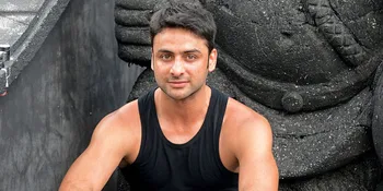 Tirukan Sangkuni, Mata Genit Rohit Bhardwaj Ini Bikin Cewek Kikuk