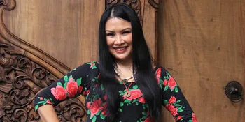 Titi DJ Kagumi Gaun Rancangan Hengki Kawilarang