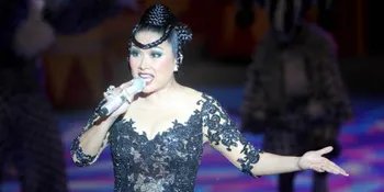 Titi DJ Nyanyi Sambil Yoga di Acara Fantasirkus