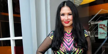 Titi DJ Siap Catwalk di Batik Fashion Week Show Ivan Gunawan
