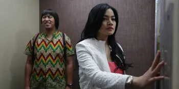 Titi Kamal dan Pandji Pragiwaksono Terjebak di Lift, Ada Apa?