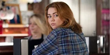 Tonton Aksi Agen Cantik Miley Cyrus Dalam 'SO UNDERCOVER'
