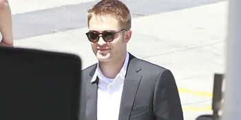 Tonton Konser, Robert Pattinson Gandeng Dua Wanita Sekaligus!