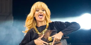 Topless di Pantai, Rihanna Ekspos Tubuh Sempurna