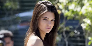 Topless Untuk LOVE Magazine, Kendall Jenner Tak Segan Umbar Bagian Pribadi