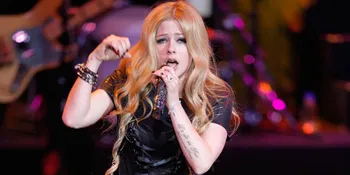 Totalitas Nonton Konser Avril Lavigne, Fans Rela Cat Rambut!