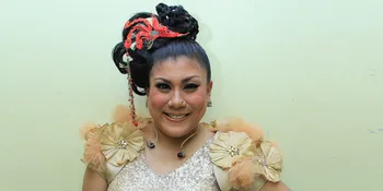 Regina Ivanova Ingin Foto di Monas Dengan Mobil Baru