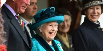 Tradisi Natal Kerajaan Inggris, Ratu Elizabeth Beri Kado Para Staff