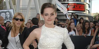 Trauma Gaun Melorot, Kristen Stewart Pilih 'Jadi Lelaki'