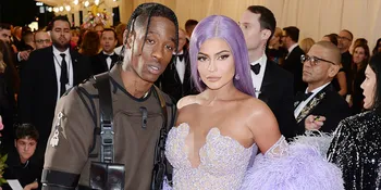 Travis Scott Penuhi Rumah Kylie Jenner dengan Bunga Mawar, Romantis Banget!
