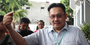 Tuduh Rekayasa Perkawinan, Farhat Abbas Gugat Regina 10 M