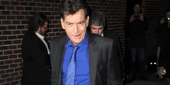 Tunangan Charlie Sheen Masih Berstatus Istri Orang Lain?