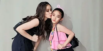 Tunggu Gerbang Dibuka, Ayu Ting Ting &#38; Bilqis Rela 'Ngemper' Demi Nonton BLACKPINK di SUGBK