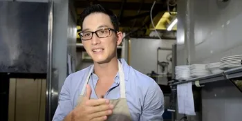 Tunjukkan Totalitas, Mike Lewis Nggak Malu Jadi Waiters