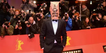 Tutupi Kepala Dengan Kantong, Shia LaBeouf Jadi Bahan Ejekan