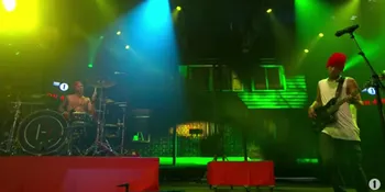Twenty One Pilots Berhasil Buat Penonton Sebanyak Ini Penuh Emosi