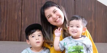 Tya Ariestya Terima Rapor Sekolah Anak Lewat Drive Thru untuk Pertama Kalinya