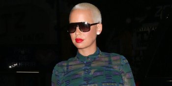 Ucapkan Selamat Malam, Amber Rose Selfie Tanpa Pakaian Dalam