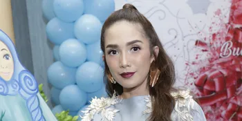 Ulang Tahun, Ussy Sulistiawaty Diberi Kejutan Manis Dari Suami dan Anak-Anak