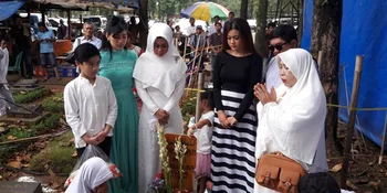 Ultah Almarhum Julia Perez, Keluarga Ajak Anak Yatim ke Kuburan