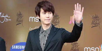 Ultah ke-25, Kyuhyun Pamer Kue Tart Raksasa