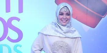 Rayakan Ultah, Dewi Sandra Nangis di Sajadah & Ogah Dapat Kado